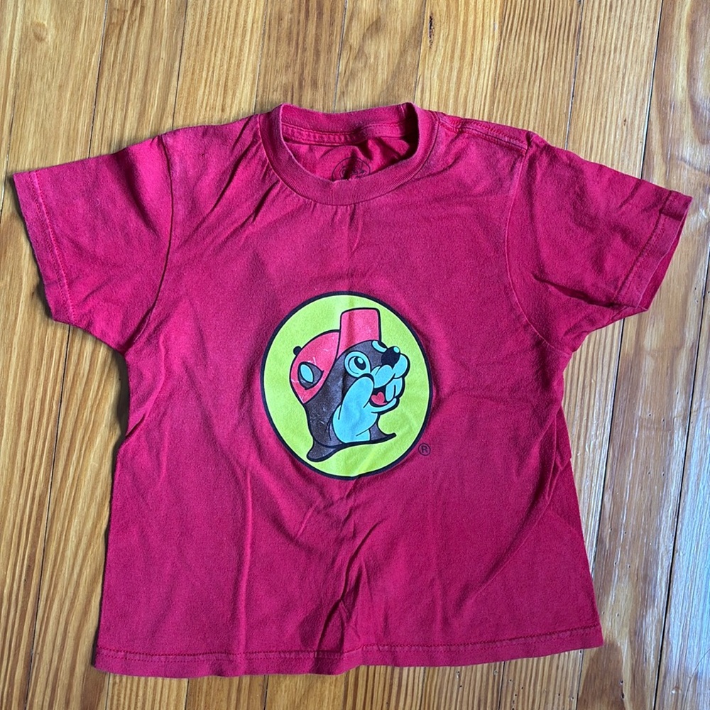 Bucee’s little boy t shirt size 5-7 red